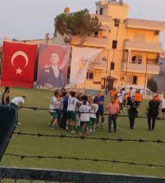 Tarsus’ta Futbol Turnuvasında Kavga: Futbolcular Tekme Tokat Birbirine Girdi