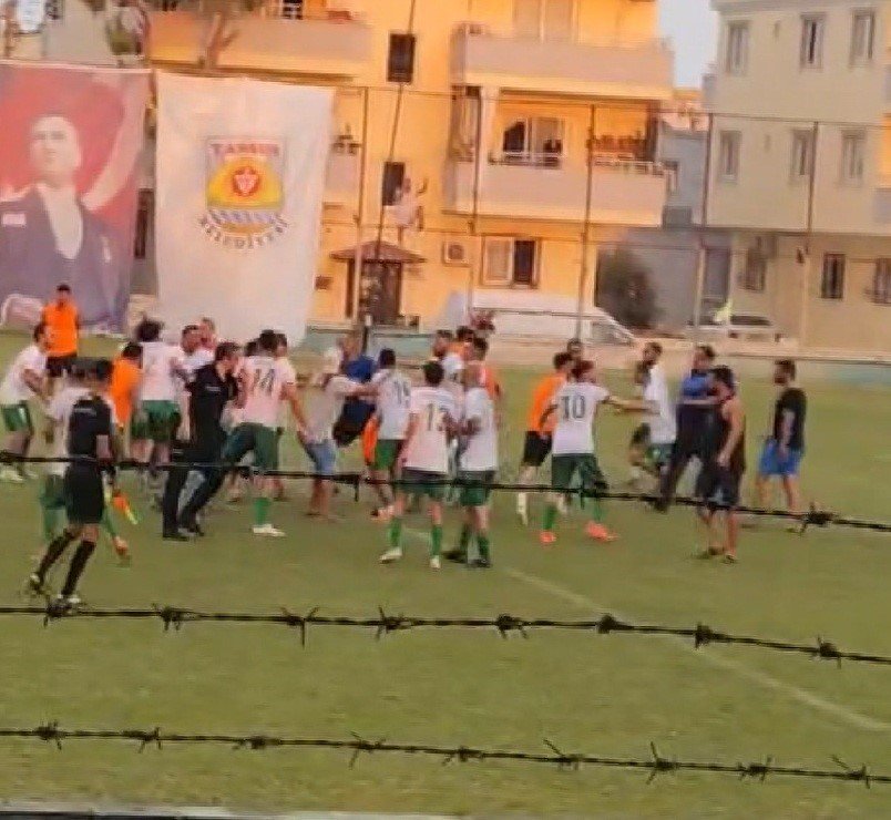 Tarsus’ta Futbol Turnuvasında Kavga: Futbolcular Tekme Tokat Birbirine Girdi