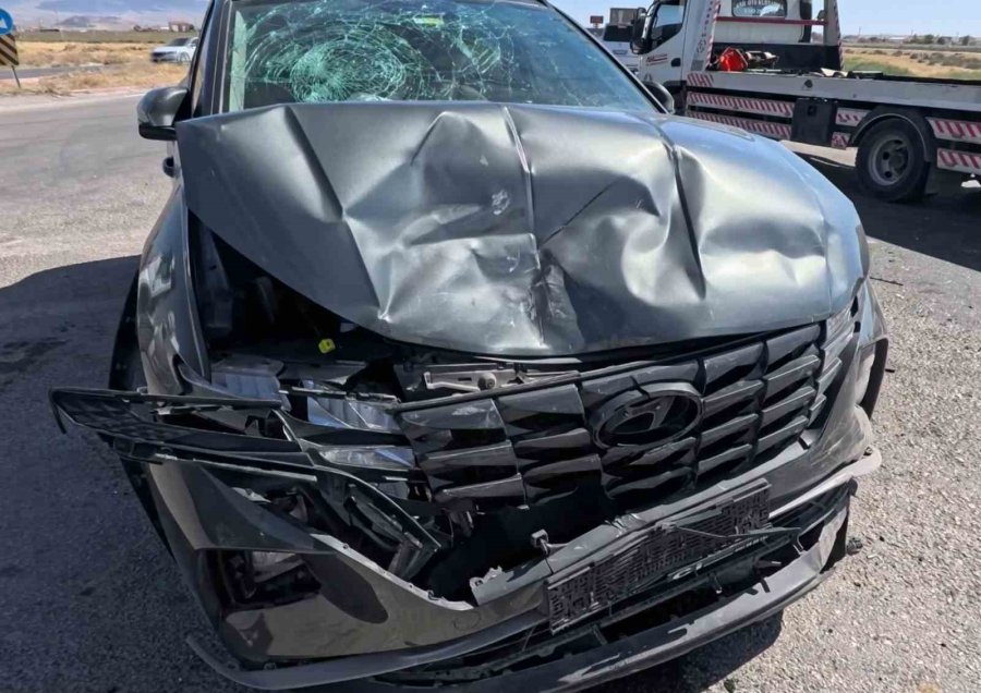 Aksaray’da Otomobil Minibüsle Çarpıştı: 2 Yaralı