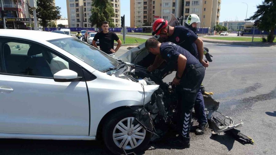 Kamyonet İle Otomobil Kavşakta Çarpıştı: 1 Yaralı