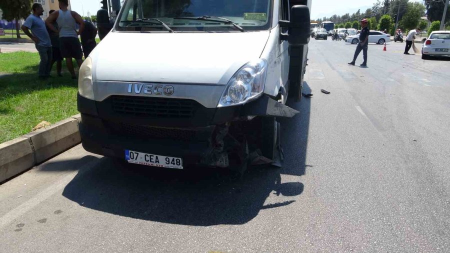 Kamyonet İle Otomobil Kavşakta Çarpıştı: 1 Yaralı