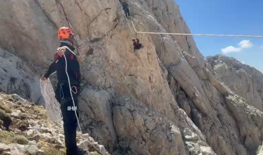 9 Gün Boyunca Mahsur Kalan Keçiler 5 Saatlik Operasyonla Kurtarıldı