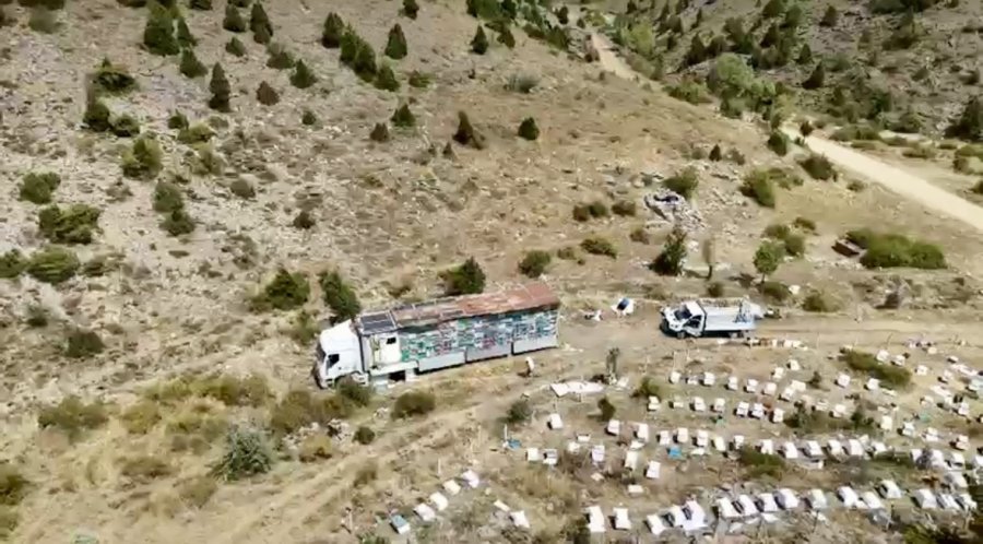 Mobil Tır İle Bal Üretiyor Kovanları İndirmeden Toros Dağları’nı Karış Karış Geziyor