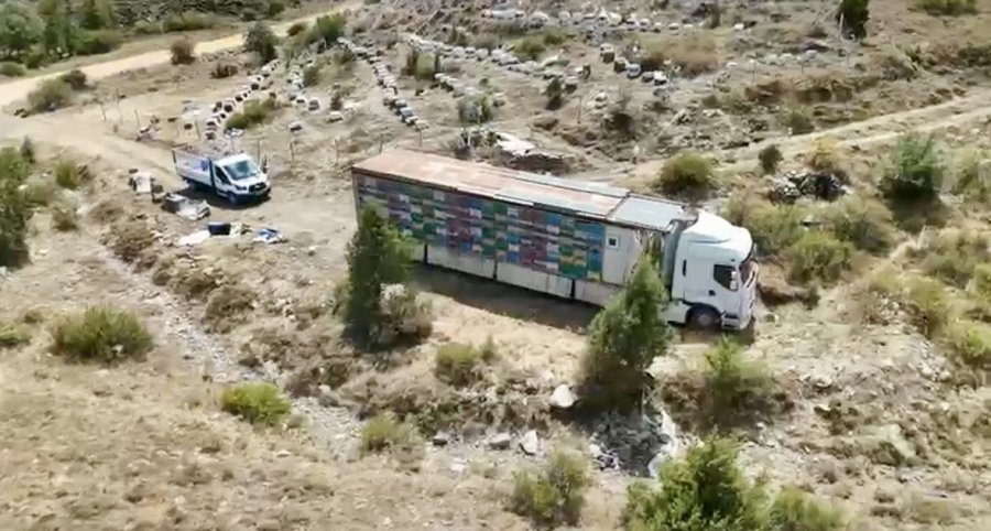 Mobil Tır İle Bal Üretiyor Kovanları İndirmeden Toros Dağları’nı Karış Karış Geziyor