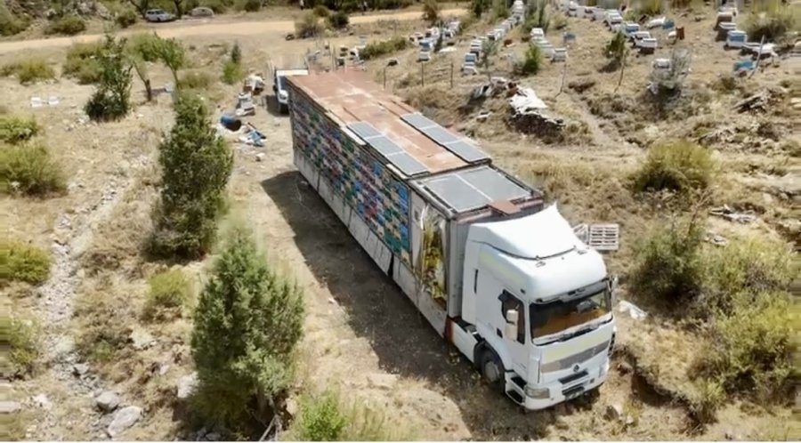 Mobil Tır İle Bal Üretiyor Kovanları İndirmeden Toros Dağları’nı Karış Karış Geziyor
