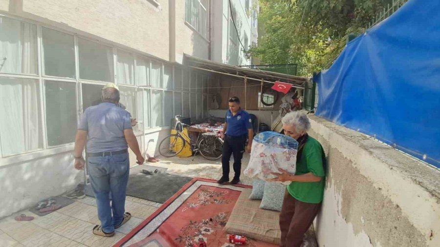 Evinde Yangın Çıkan Kadın, Can Yoldaşını Ölüme Terk Etmedi