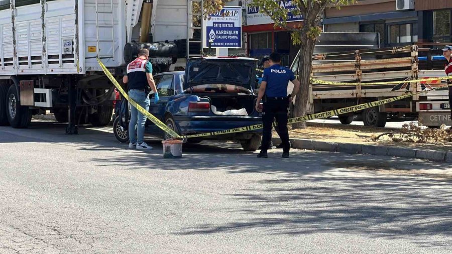 Husumetlisini Öldürdü, Bankada Yakalandı