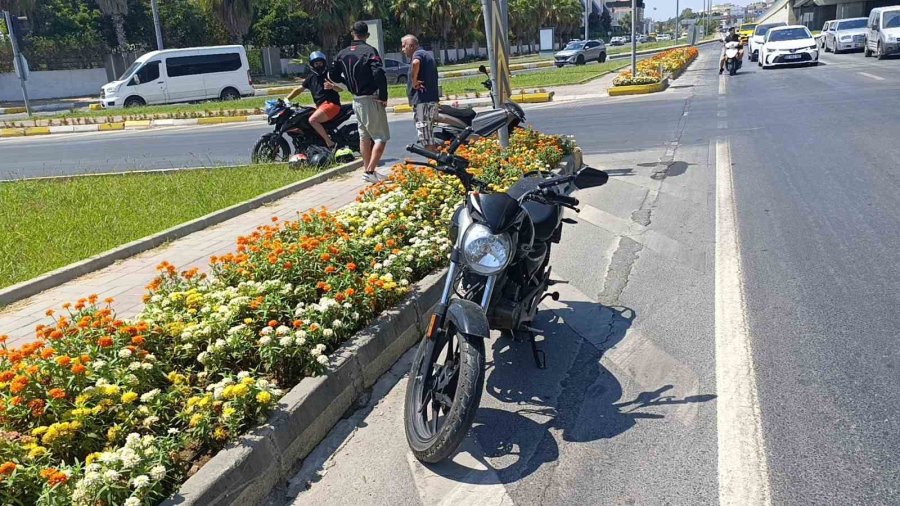 Manavgat’ta Motosikletler Çarpıştı: 1 Yaralı