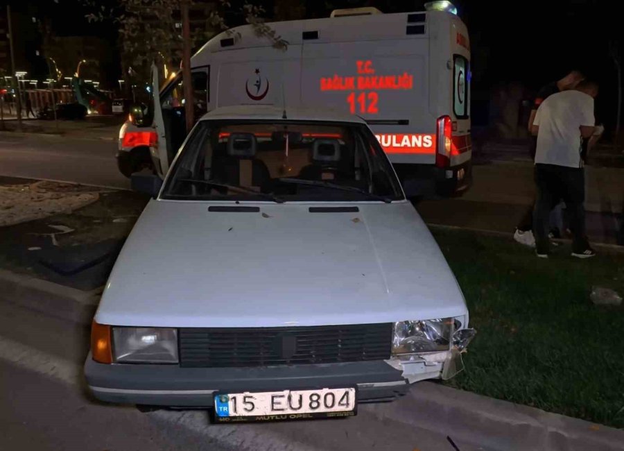 Aksaray’da Kontrolden Çıkan Otomobil Refüje Çıktı: 1 Yaralı