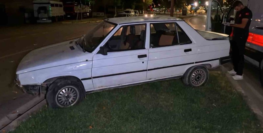 Aksaray’da Kontrolden Çıkan Otomobil Refüje Çıktı: 1 Yaralı