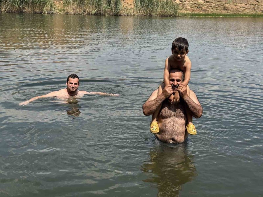 Antalya Sıcağından Kaçanlar, 1700 Rakımlı Turkuaz Renkli Dipsiz Göl’de Serinliyor