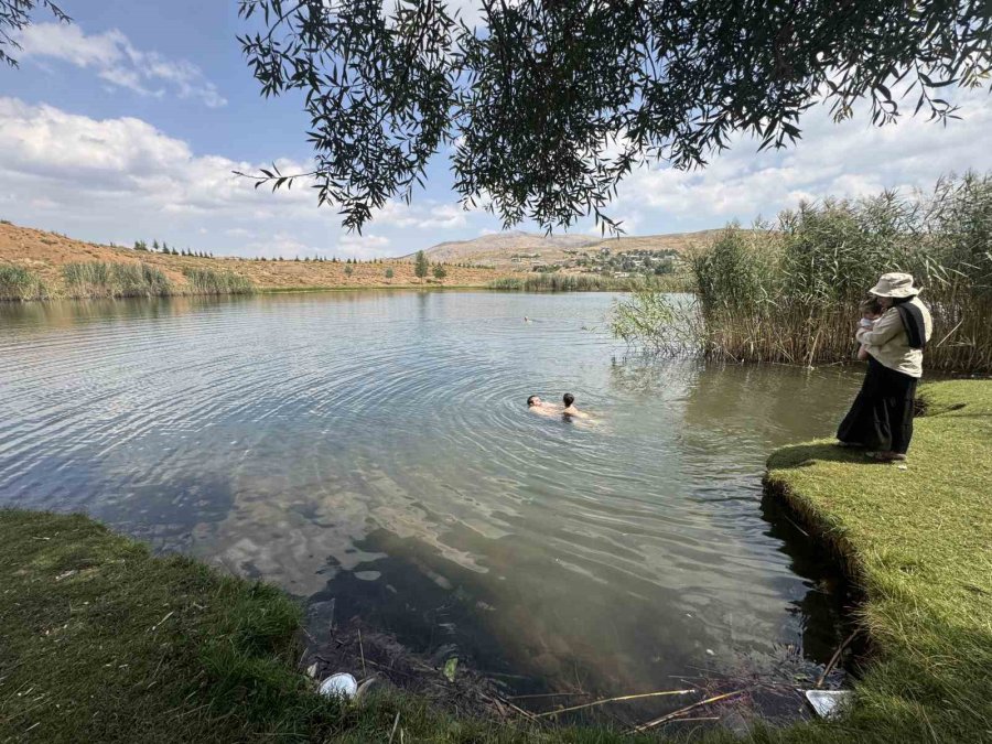 Antalya Sıcağından Kaçanlar, 1700 Rakımlı Turkuaz Renkli Dipsiz Göl’de Serinliyor