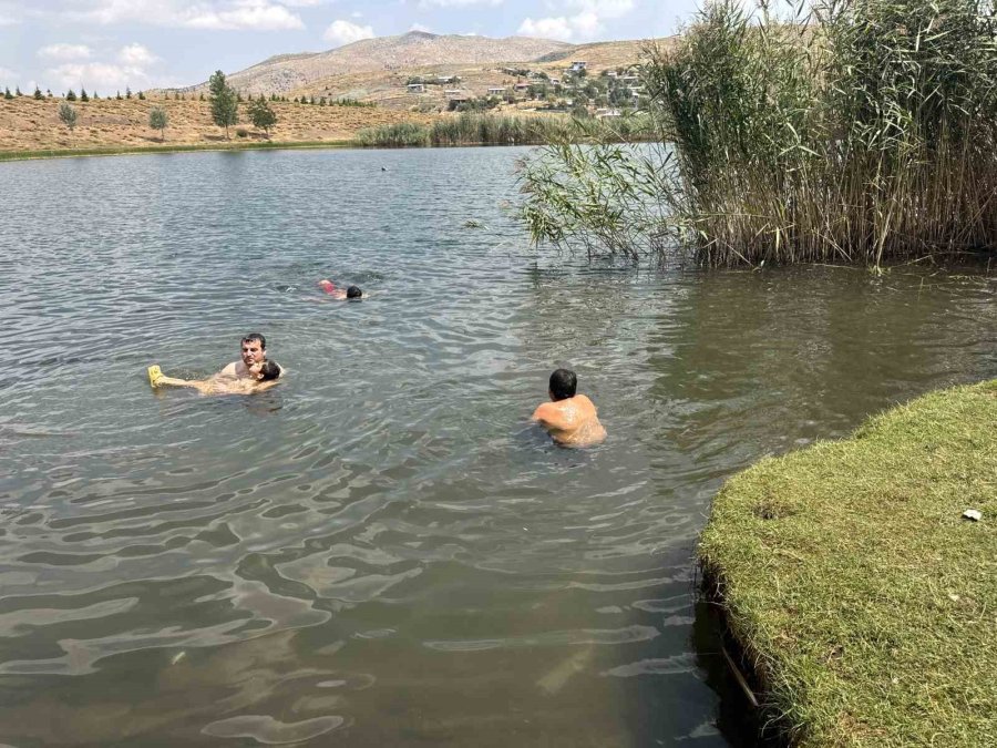 Antalya Sıcağından Kaçanlar, 1700 Rakımlı Turkuaz Renkli Dipsiz Göl’de Serinliyor