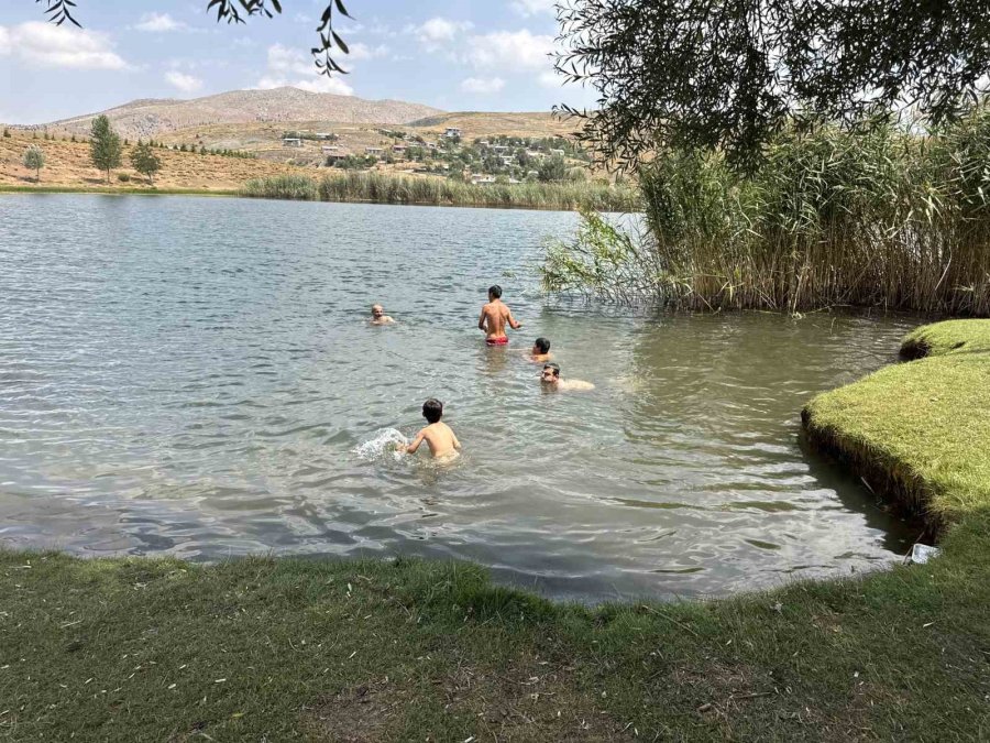 Antalya Sıcağından Kaçanlar, 1700 Rakımlı Turkuaz Renkli Dipsiz Göl’de Serinliyor