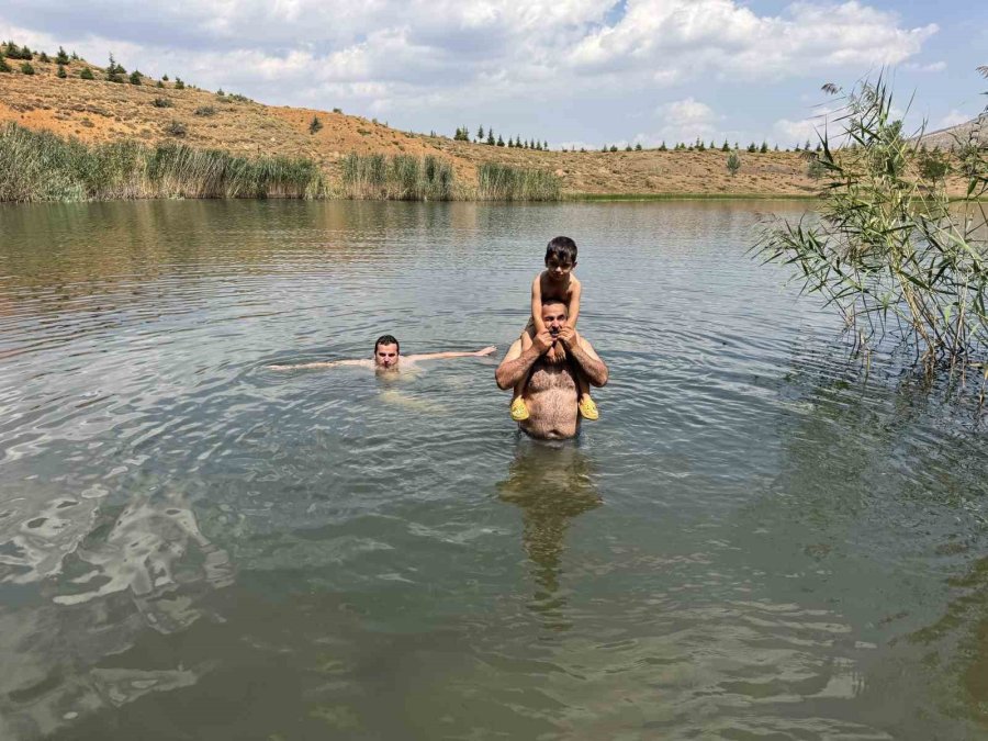 Antalya Sıcağından Kaçanlar, 1700 Rakımlı Turkuaz Renkli Dipsiz Göl’de Serinliyor