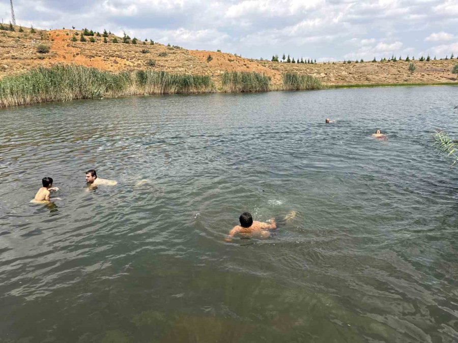 Antalya Sıcağından Kaçanlar, 1700 Rakımlı Turkuaz Renkli Dipsiz Göl’de Serinliyor