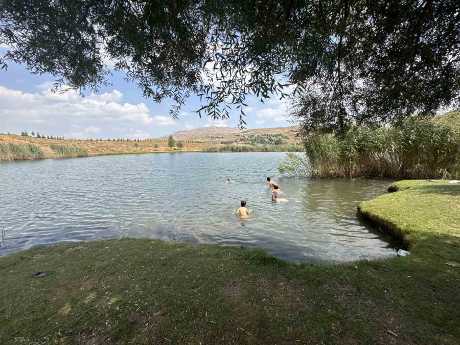 Antalya Sıcağından Kaçanlar, 1700 Rakımlı Turkuaz Renkli Dipsiz Göl’de Serinliyor