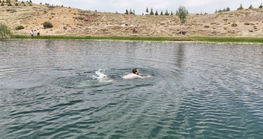 Antalya Sıcağından Kaçanlar, 1700 Rakımlı Turkuaz Renkli Dipsiz Göl’de Serinliyor