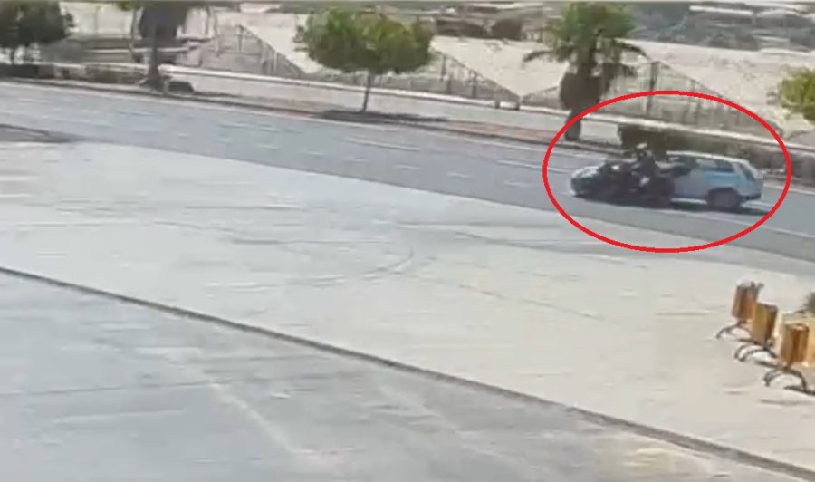 Otomobil İle Çarpışan Motosikletlinin Metrelerce Sürüklendiği Kaza Kamerada