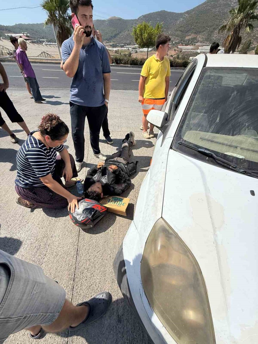 Otomobil İle Çarpışan Motosikletlinin Metrelerce Sürüklendiği Kaza Kamerada