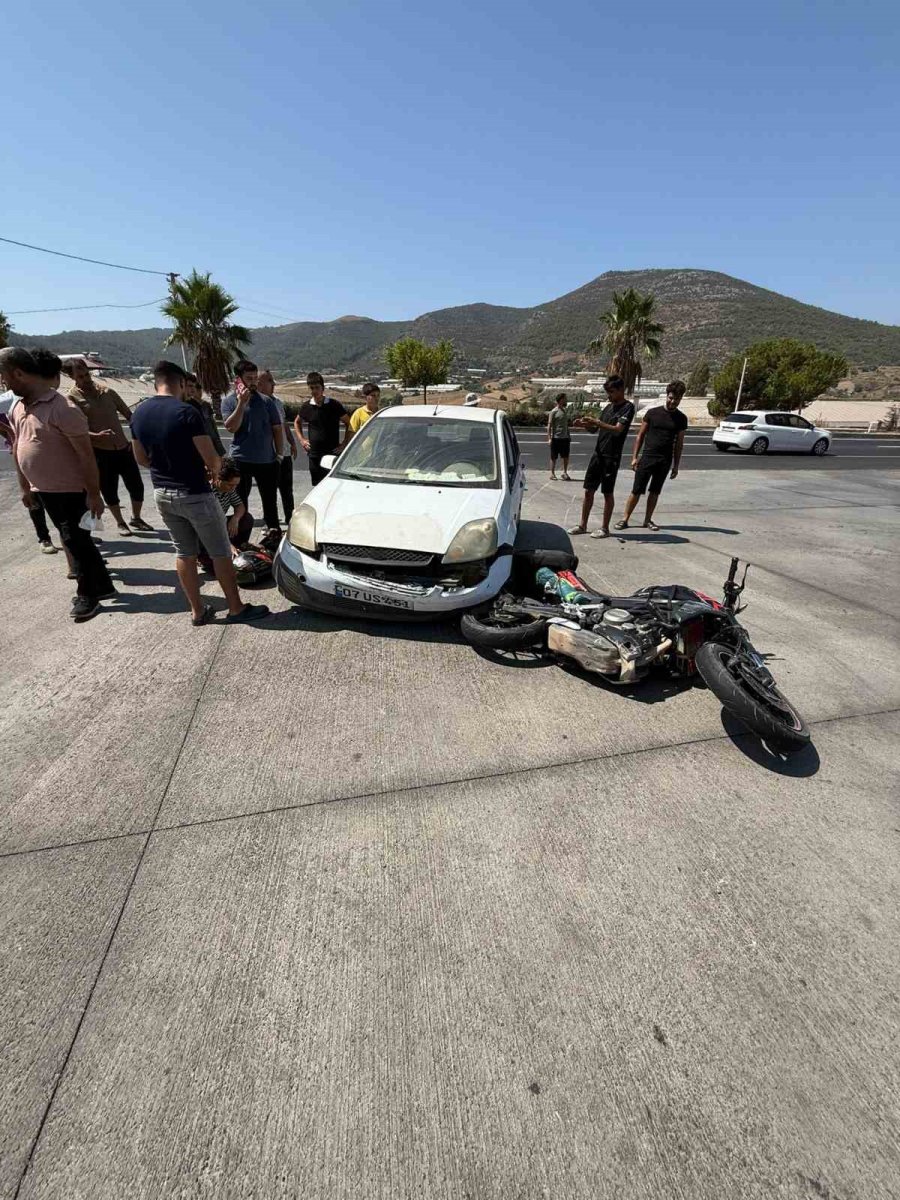 Otomobil İle Çarpışan Motosikletlinin Metrelerce Sürüklendiği Kaza Kamerada