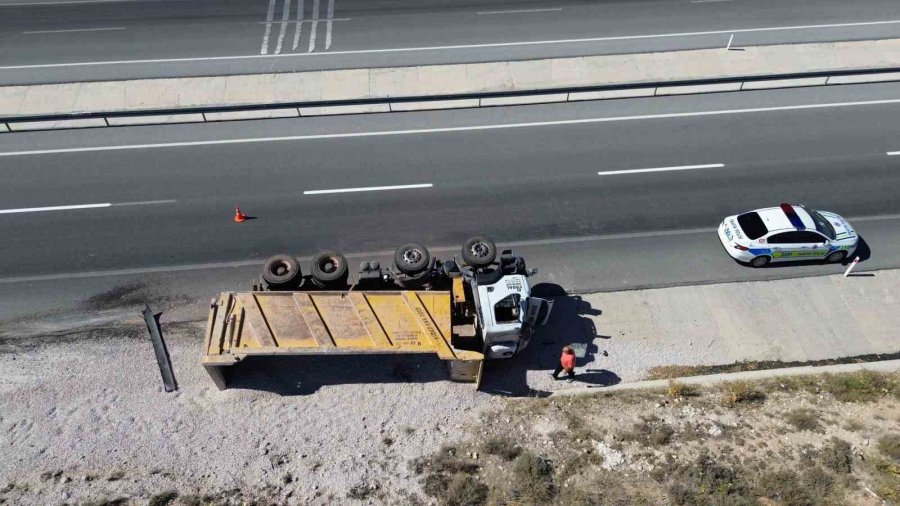 Karaman’da Kontrolden Çıkan Mıcır Yüklü Kamyon Devrildi: 1 Yaralı