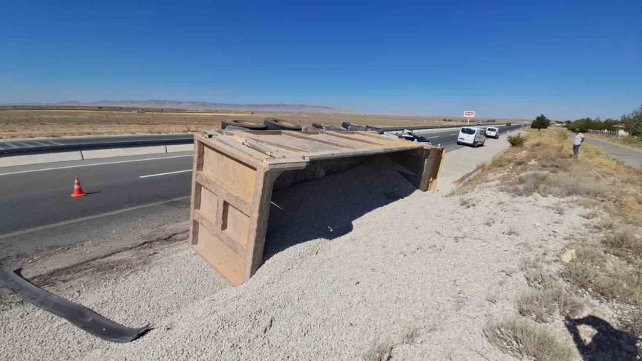 Karaman’da Kontrolden Çıkan Mıcır Yüklü Kamyon Devrildi: 1 Yaralı