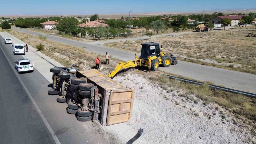 Karaman’da Kontrolden Çıkan Mıcır Yüklü Kamyon Devrildi: 1 Yaralı