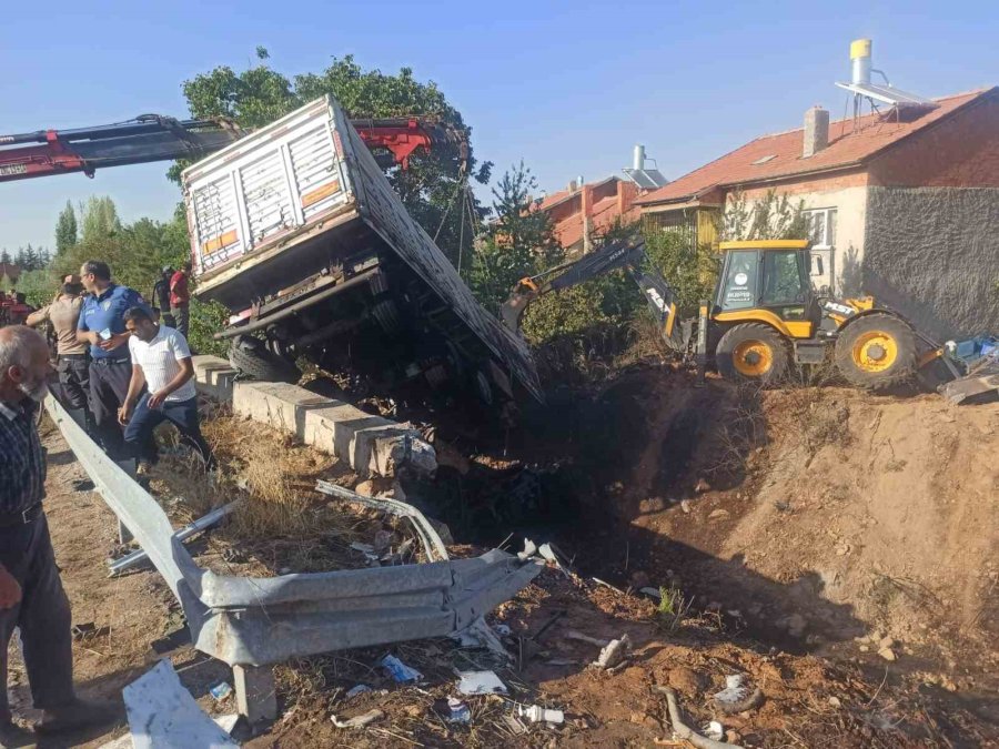 Konya’da Otomobil Tırla Çarpıştı: 3 Ölü