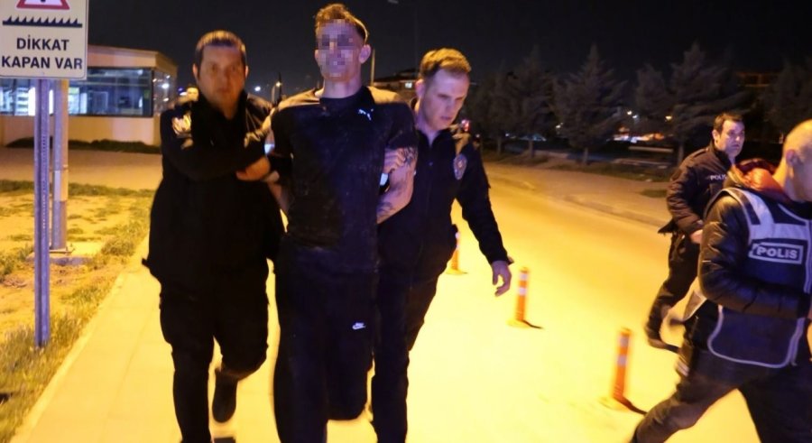 "türk Polisinden Kaçılmaz" Deyip Defalarca Kaçan Sürücü Kaza Yaptı