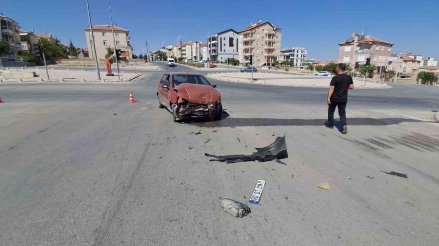 Kaza Sonrası Araçtan Çıkamayan Yaşlı Kadını İtfaiye Kurtardı: 3 Yaralı