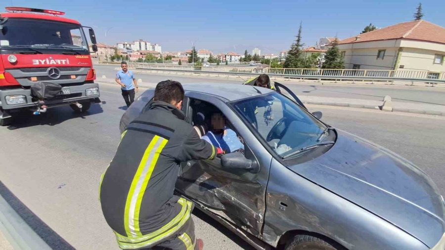 Kaza Sonrası Araçtan Çıkamayan Yaşlı Kadını İtfaiye Kurtardı: 3 Yaralı