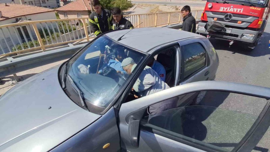 Kaza Sonrası Araçtan Çıkamayan Yaşlı Kadını İtfaiye Kurtardı: 3 Yaralı