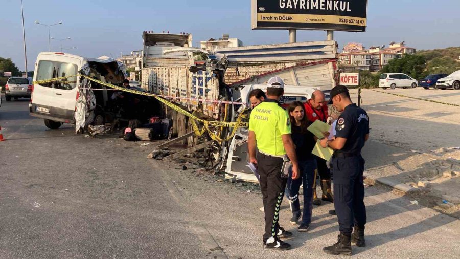 Öğrencileri Mersin’e Tatile Getiren Minibüs Kaza Yaptı: 2 Ölü, 10 Yaralı