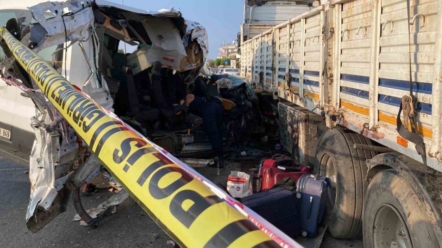 Öğrencileri Mersin’e Tatile Getiren Minibüs Kaza Yaptı: 2 Ölü, 10 Yaralı
