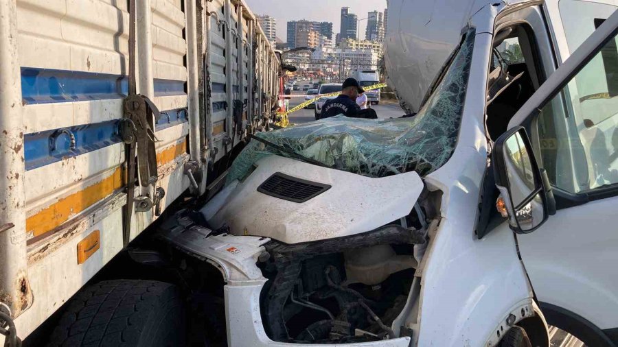 Öğrencileri Mersin’e Tatile Getiren Minibüs Kaza Yaptı: 2 Ölü, 10 Yaralı