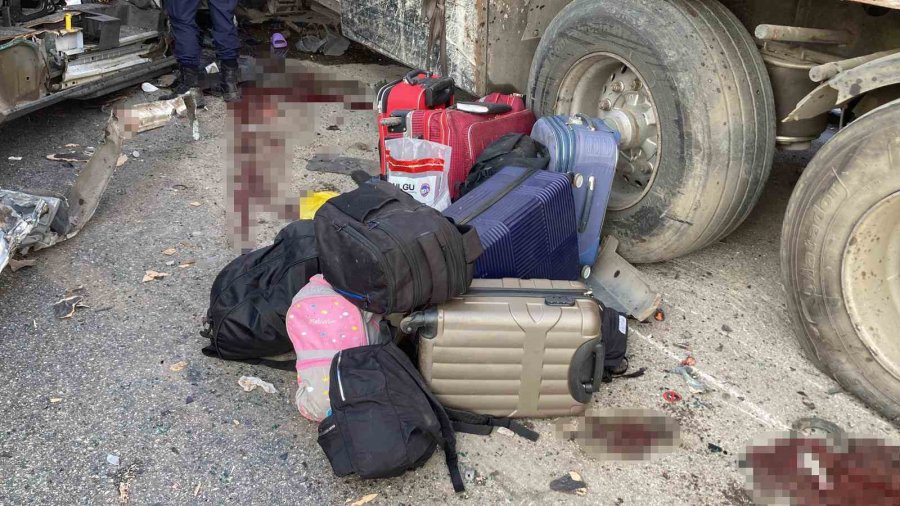 Öğrencileri Mersin’e Tatile Getiren Minibüs Kaza Yaptı: 2 Ölü, 10 Yaralı