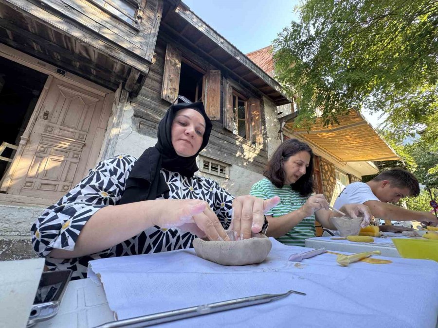 Hayallerini Ata Toprağında Açtığı Seramik Atölyesiyle Gerçekleştirdi