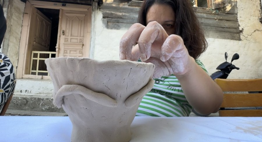 Hayallerini Ata Toprağında Açtığı Seramik Atölyesiyle Gerçekleştirdi