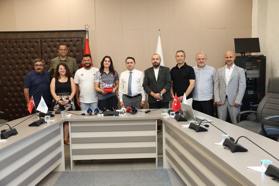 Alkü’lü Şampiyona Rektör Türkdoğan’dan Plaket