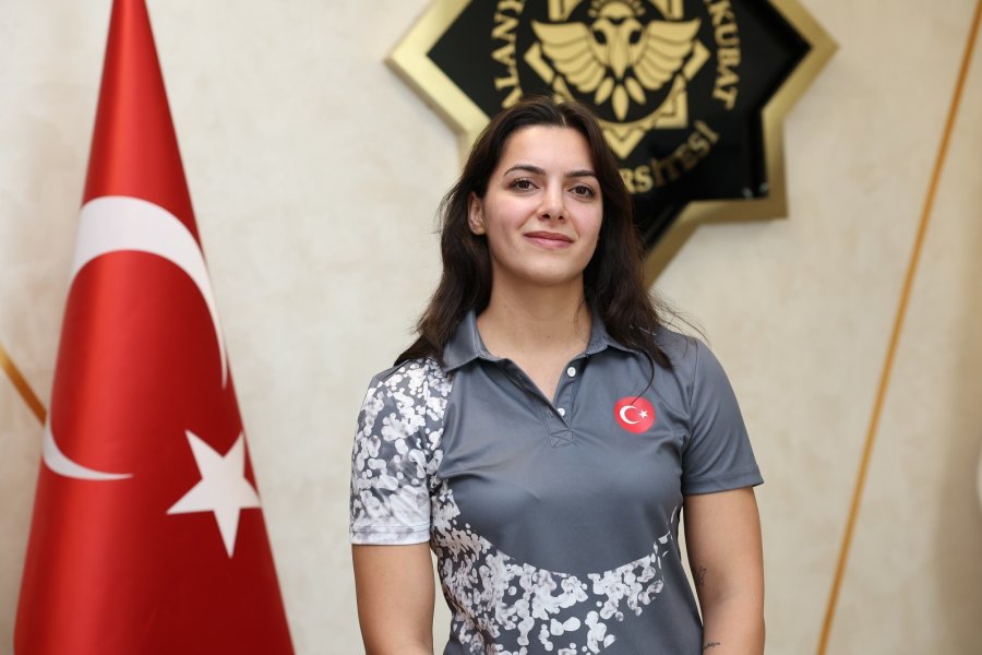 Alkü’lü Şampiyona Rektör Türkdoğan’dan Plaket