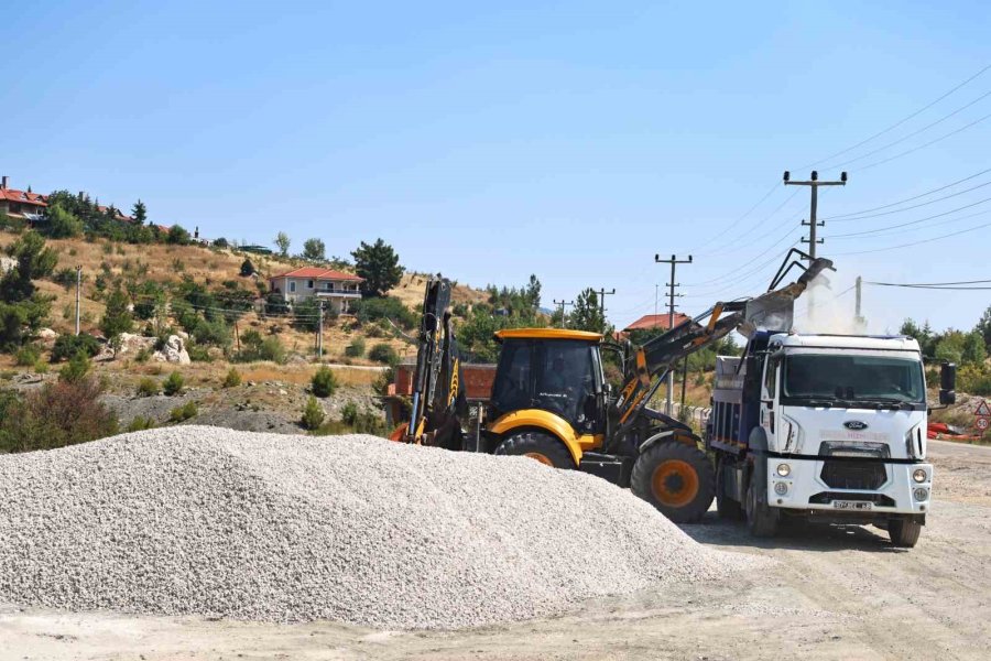 Kemer Ovacık Mahallesi’nin 3.5 Kilometrelik Yolu Asfaltla Buluştu