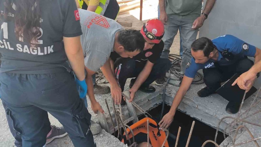 Kuyuda Mahsur Kalan Yaralı Çalışanı İtfaiye Ekipleri Kurtardı
