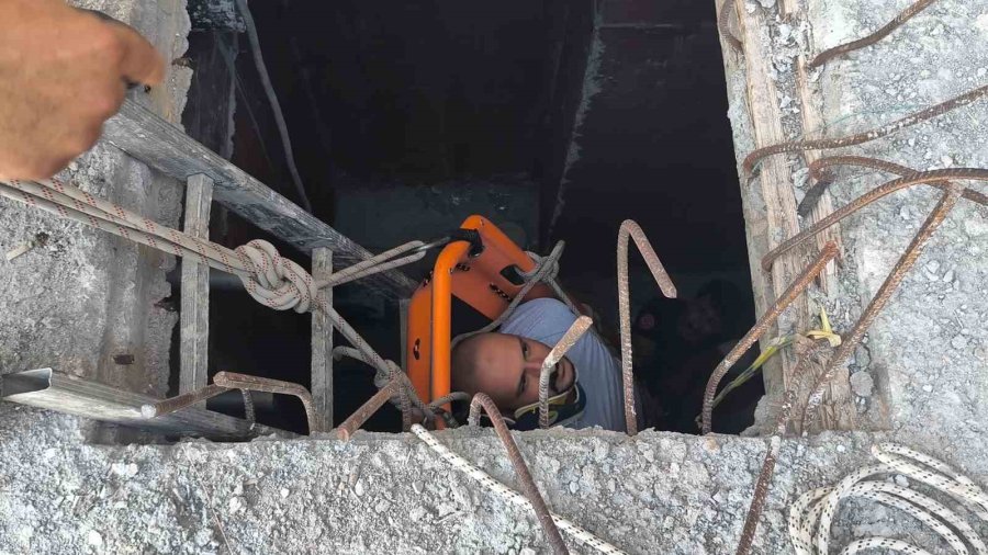 Kuyuda Mahsur Kalan Yaralı Çalışanı İtfaiye Ekipleri Kurtardı