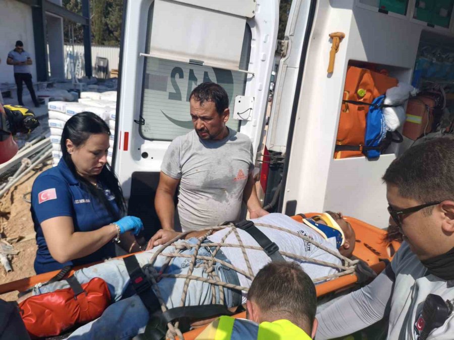 Kuyuda Mahsur Kalan Yaralı Çalışanı İtfaiye Ekipleri Kurtardı