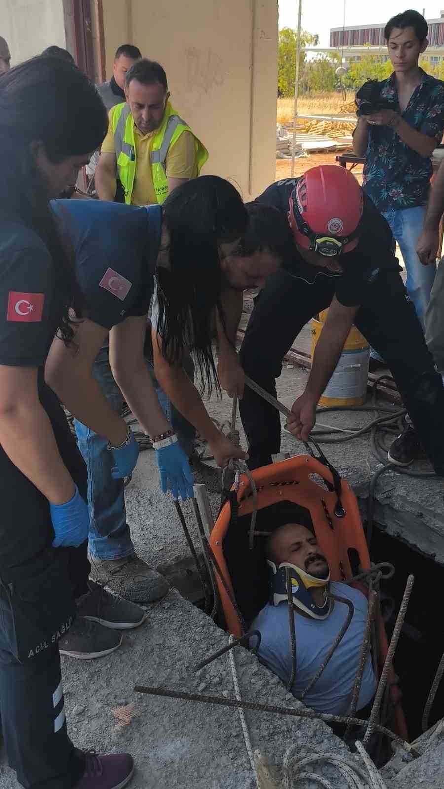 Kuyuda Mahsur Kalan Yaralı Çalışanı İtfaiye Ekipleri Kurtardı
