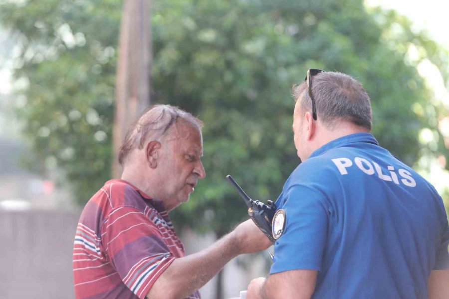 Evinin Yandığını Gören Ev Sahibi İtfaiyenin Çalışmasını Çaresiz Şekilde İzledi