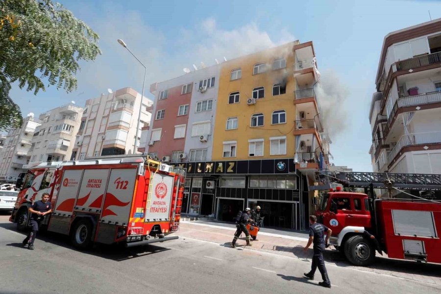 Evinin Yandığını Gören Ev Sahibi İtfaiyenin Çalışmasını Çaresiz Şekilde İzledi