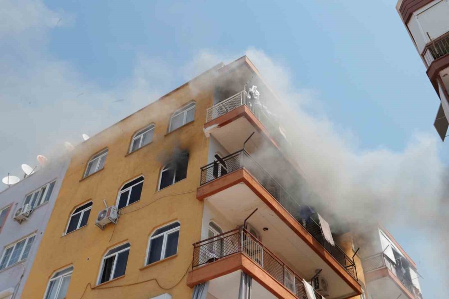 Evinin Yandığını Gören Ev Sahibi İtfaiyenin Çalışmasını Çaresiz Şekilde İzledi