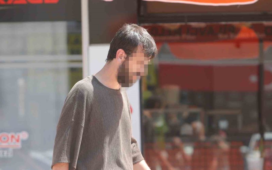 Evinin Yandığını Gören Ev Sahibi İtfaiyenin Çalışmasını Çaresiz Şekilde İzledi